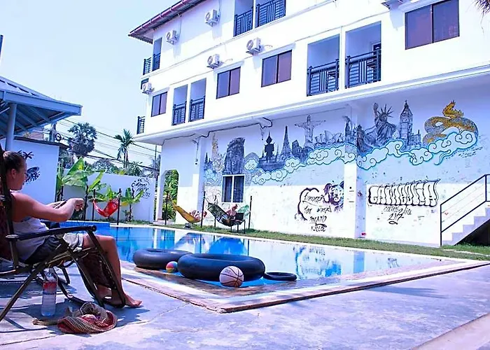 Pool Party Hostel *